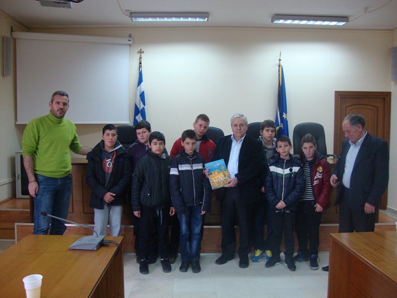 Επίσκεψη μαθητών Βερδικούσιας στο Δήμαρχο Ελασσόνας