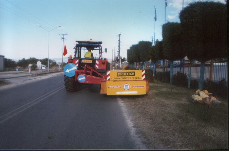 Χορτοκοπτικό μηχάνημα στο οδικό δίκτυο της Ελασσόνας