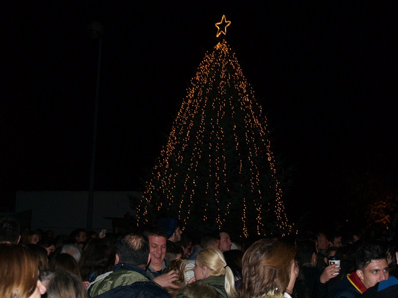 Άναψε το χριστουγεννιάτικο δέντρο στην κεντρική πλατεία Ελασσόνας