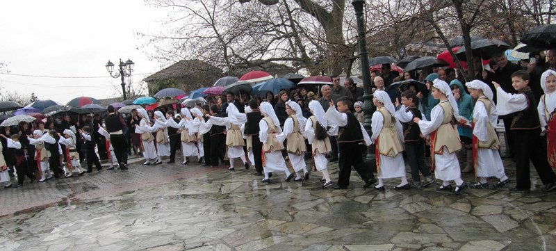 Αντάμωσαν παράδοση και βροχή στην Τσαριτσάνη!