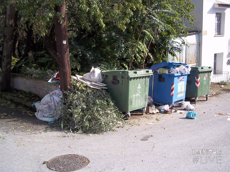 Απελπιστική η κατάσταση με τα σκουπίδια σε γειτονιά του κέντρου!