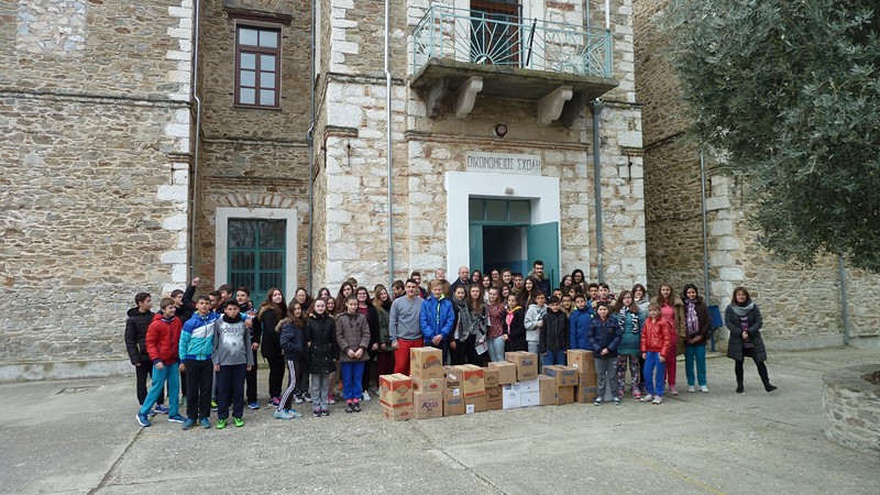 Γυμνάσιο-Λύκειο Τσαριτσάνης: Προσφορά τροφίμων στο Κοινωνικό Παντοπωλείο της Μητρόπολης