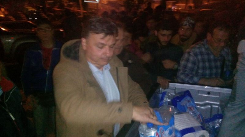 «Εγκλωβίστηκαν» πρόσφυγες στο Μικρό Ελευθεροχώρι – Νερό και τρόφιμα προσέφερε ο δήμος