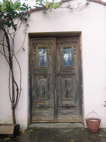 Οι παλιές ξύλινες πόρτες, του Αθ. Θεοδωράκη