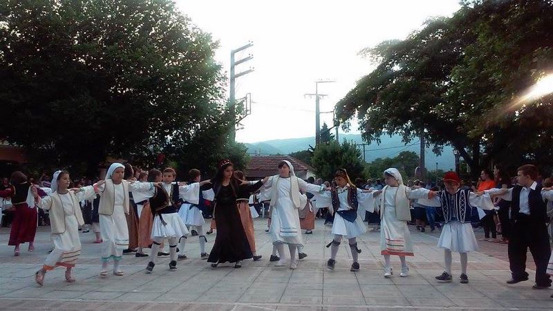 Στη Συκέα χόρεψε το παιδικό τμήμα του Μορφωτικού Συλλόγου Τσαριτσάνης