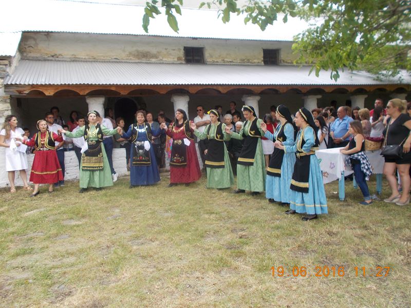 Με παραδοσιακούς χορούς γιόρτασαν την Αγία Τριάδα στη Σκαμνιά