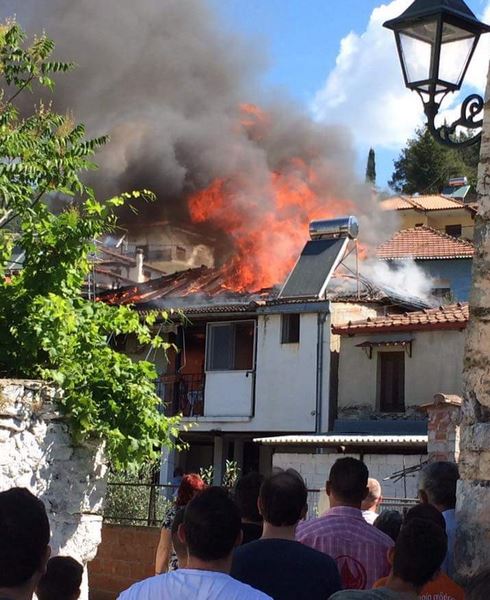 «Λαμπάδιασε» σπίτι στην Τσαριτσάνη