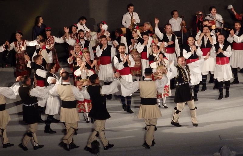 Ακαδημία Χορών: Ξενιτιά, προσφυγιά, νόστος «αντάμωσαν» με την παράδοση