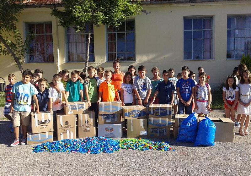 Δημοτικό Σχολείο Καλλιθέας: 70.000 καπάκια ενός έτους για το αμαξίδιο της Ειρήνης