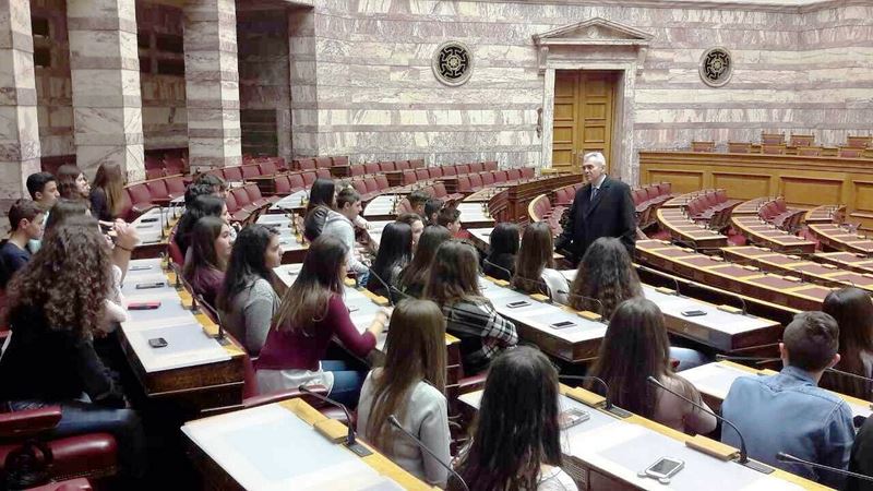 Καλωσόρισε μαθητές της Λάρισας στη Βουλή ο Μάξιμος Χαρακόπουλος