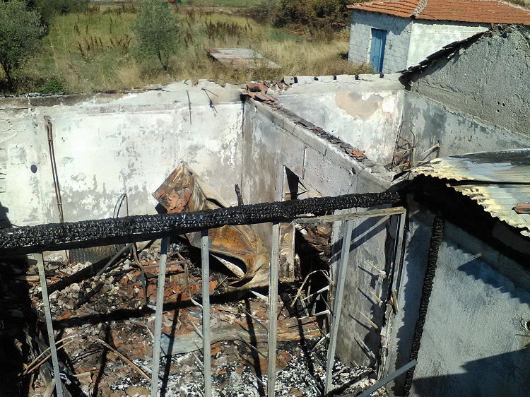 Κινητοποίηση πολιτών για υποστήριξη οικογένειας στη Γεράνεια που επλήγη από πυρκαγιά