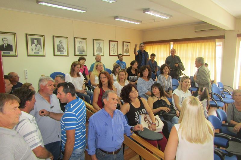 Δυναμική κινητοποίηση κατοίκων της Καρυάς στο Δημαρχείο Ελασσόνας