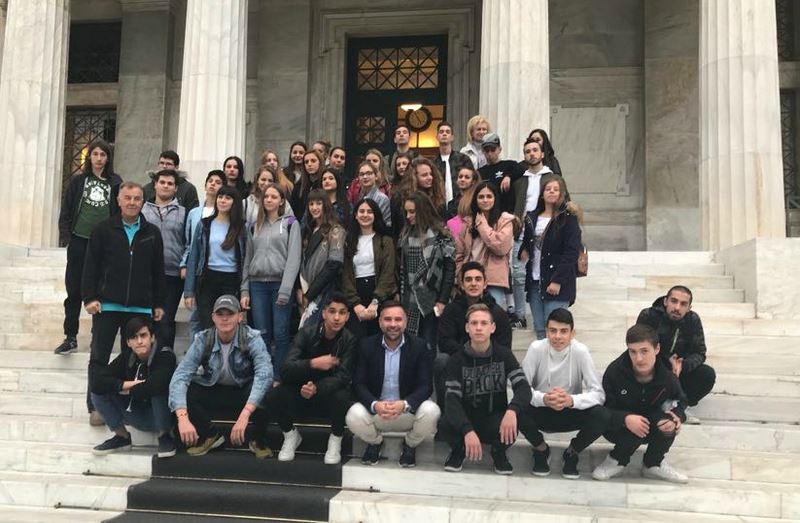 Μαθητές της Λάρισας υποδέχτηκε στη Βουλή ο Γ. Κατσιαντώνης