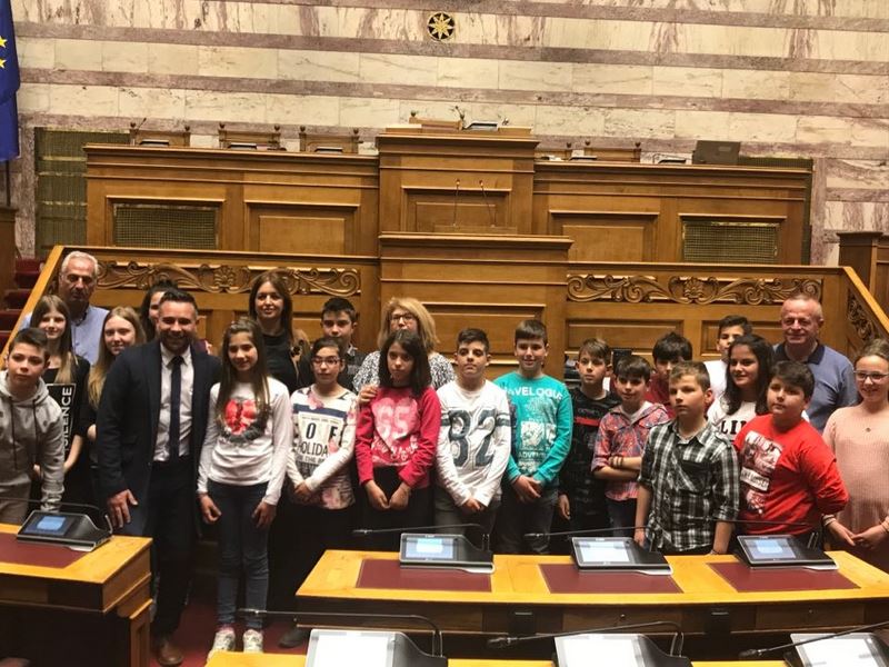 Στα βουλευτικά έδρανα ο Κατσιαντώνης με μαθητές και γονείς από το Δαμάσι Λάρισας