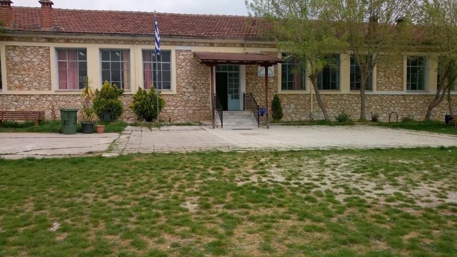 Μετά από μήνες κωλυσιεργίας ο Δήμος αντικαθιστά εν μέσω Οκτωβρίου τη στέγη του Δημοτικού Καλλιθέας