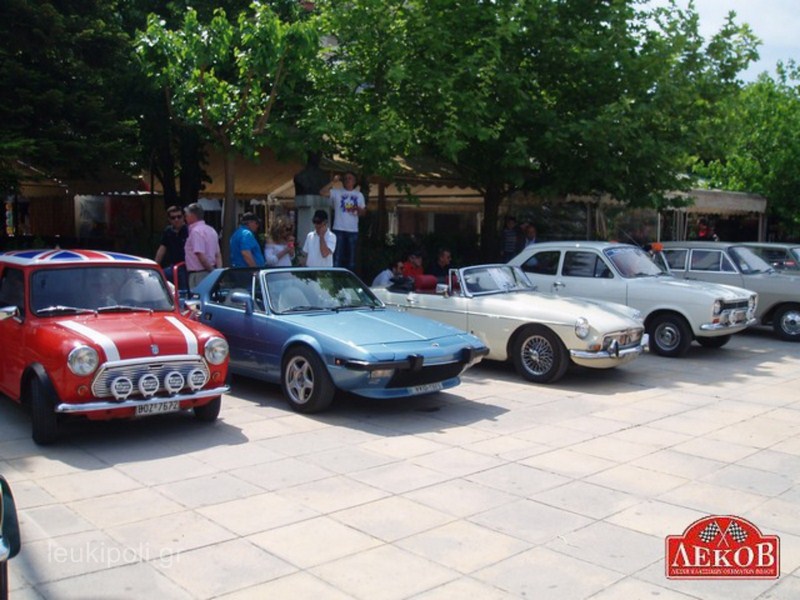 Εντυπωσίασαν τα ιστορικά αυτοκίνητα στην Ελασσόνα