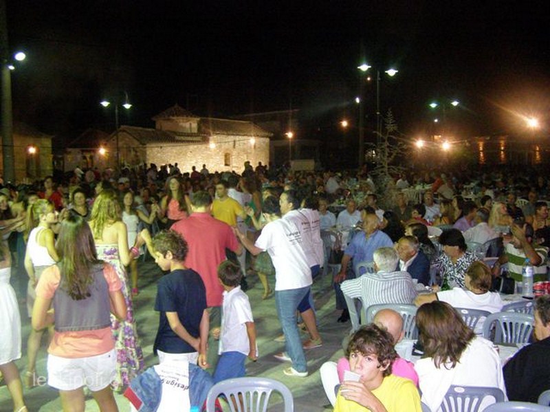 Πολύς κόσμος στο πανηγύρι της Δολίχης