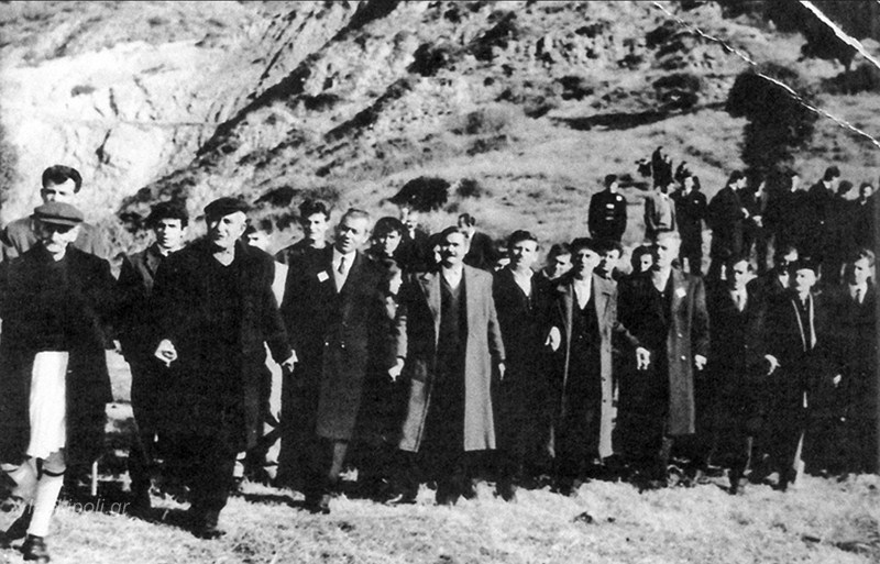 Ο πασχαλιάτικος «διπλός» χορός στον Αη-Θανάση της Τσαριτσάνης