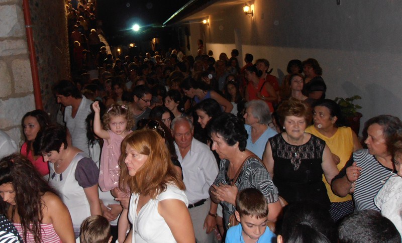 Πολύς κόσμος σε Μονή Ολυμπιώτισσας, Λιβάδι, Τσαριτσάνη