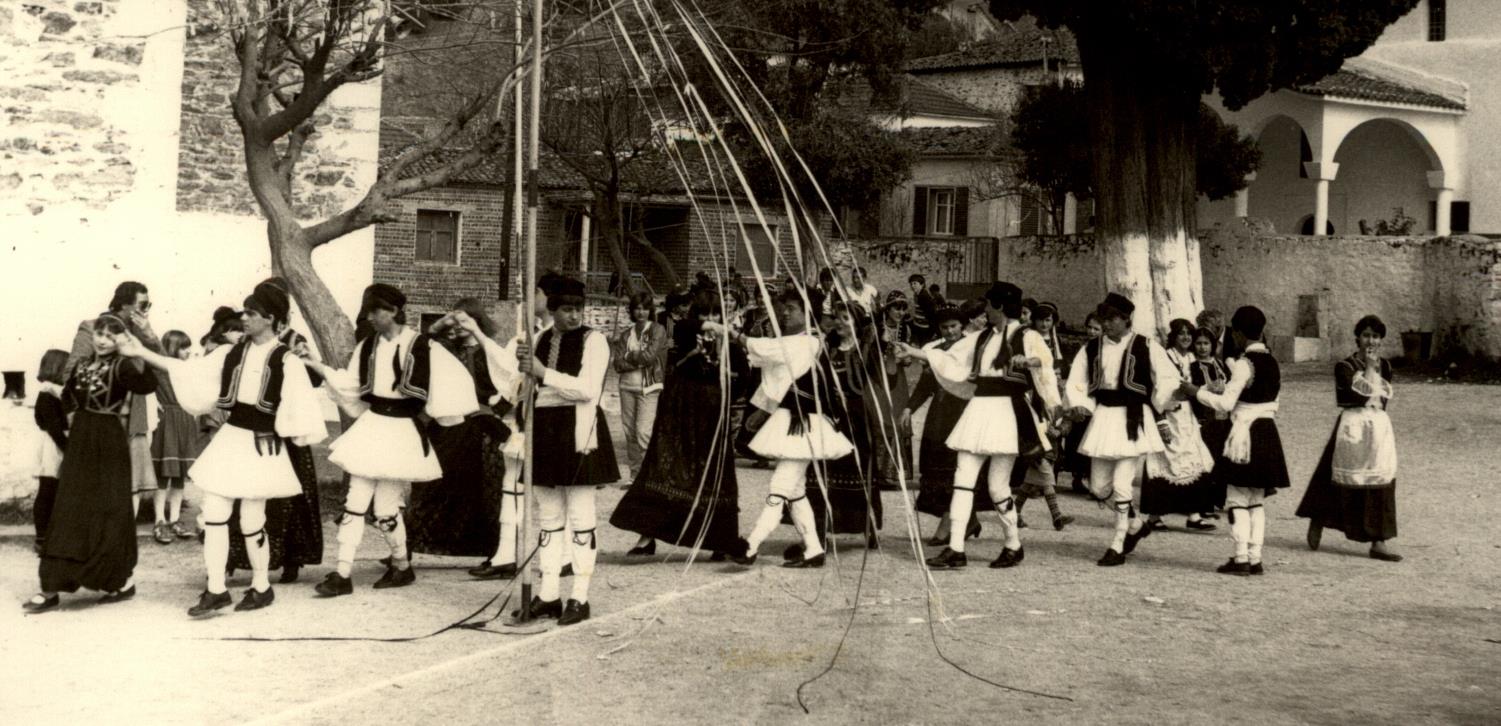 Παραδοσιακό έθιμο “Γαϊτανάκι” στην Τσαριτσάνη (1982)