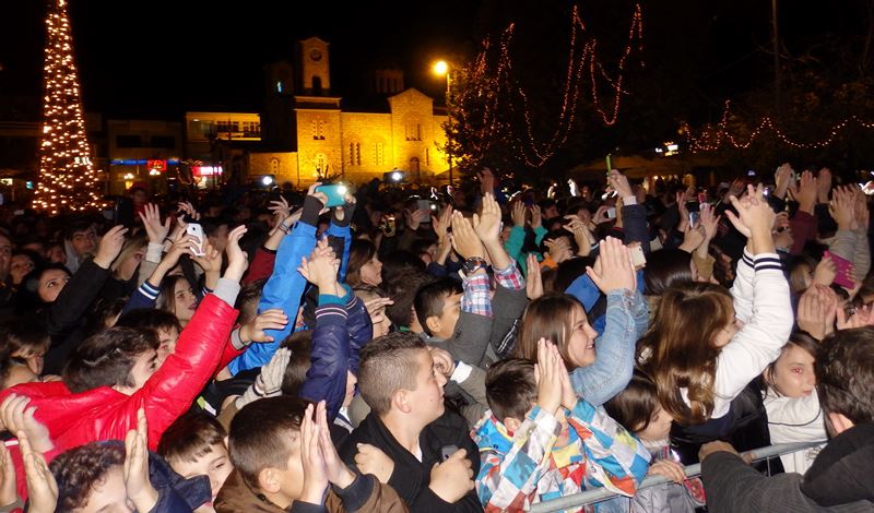 Ενθουσιασμός στην Ελασσόνα στο άναμμα του Χριστουγεννιάτικου δέντρου