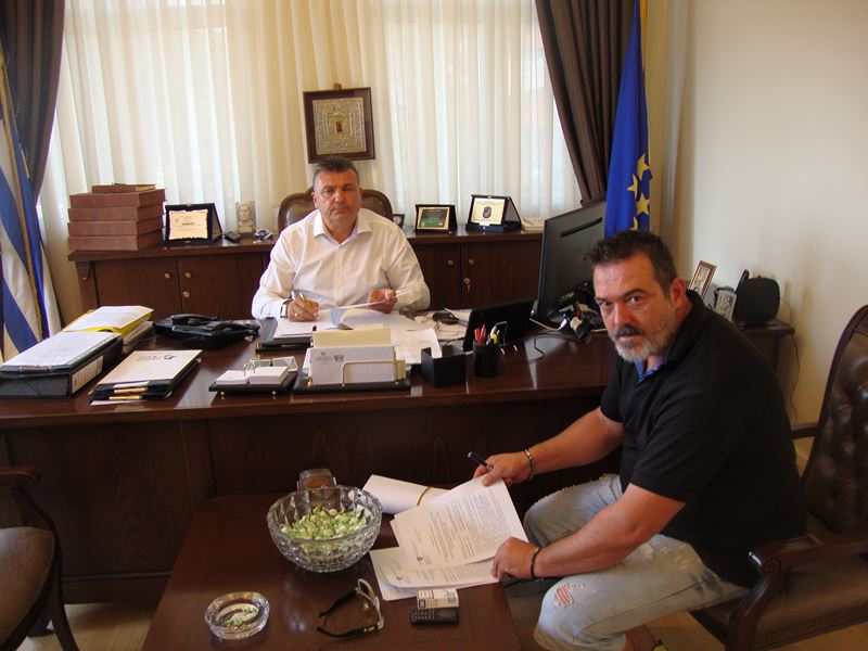 Συμβάσεις με εργολάβους υπέγραψε ο Δήμαρχος Ελασσόνας