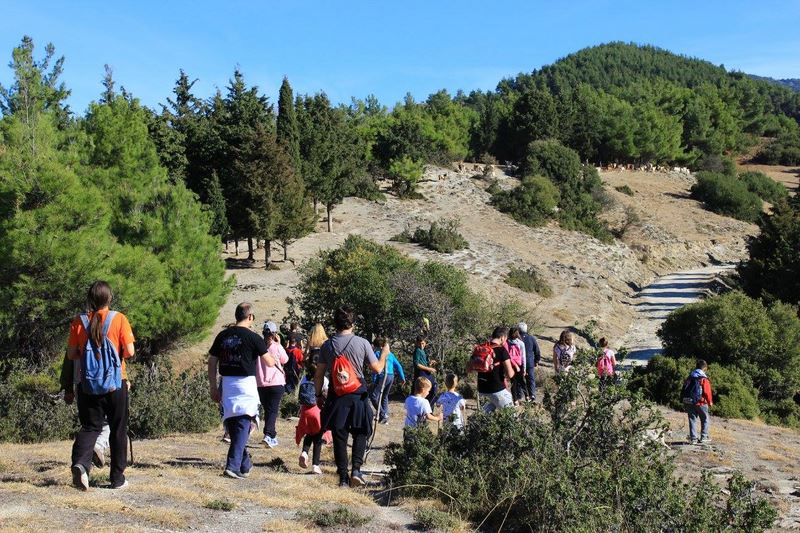 Περπάτησαν στα μονοπάτια του βουνού και του δάσους στην Τσαριτσάνη