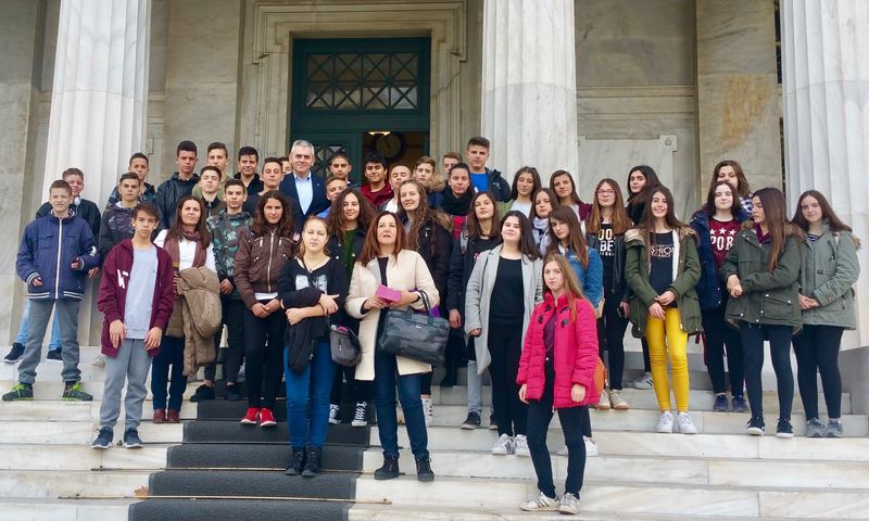 Με μαθητές του Γυμνασίου Ελασσόνας στη Βουλή ο Μαξ. Χαρακόπουλος
