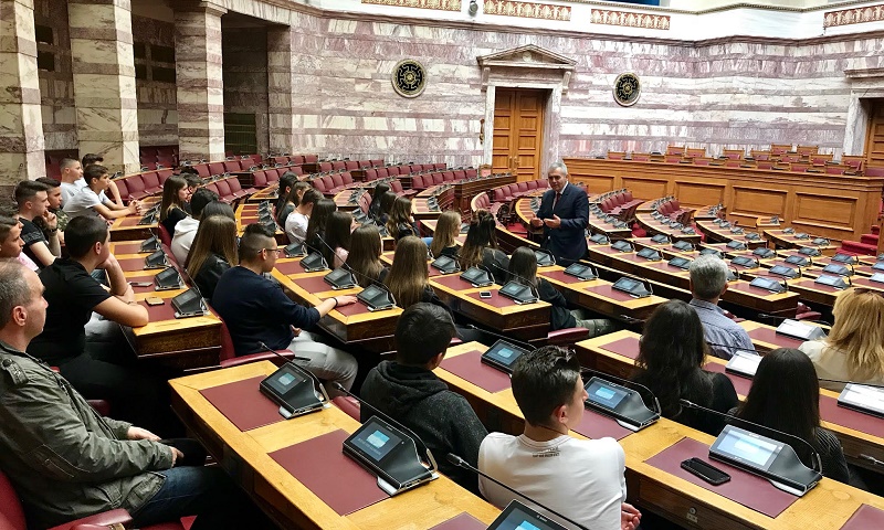 Μαθητές του Γυμνασίου Δομενίκου συνάντησε ο Μ. Χαρακόπουλος στη Βουλή