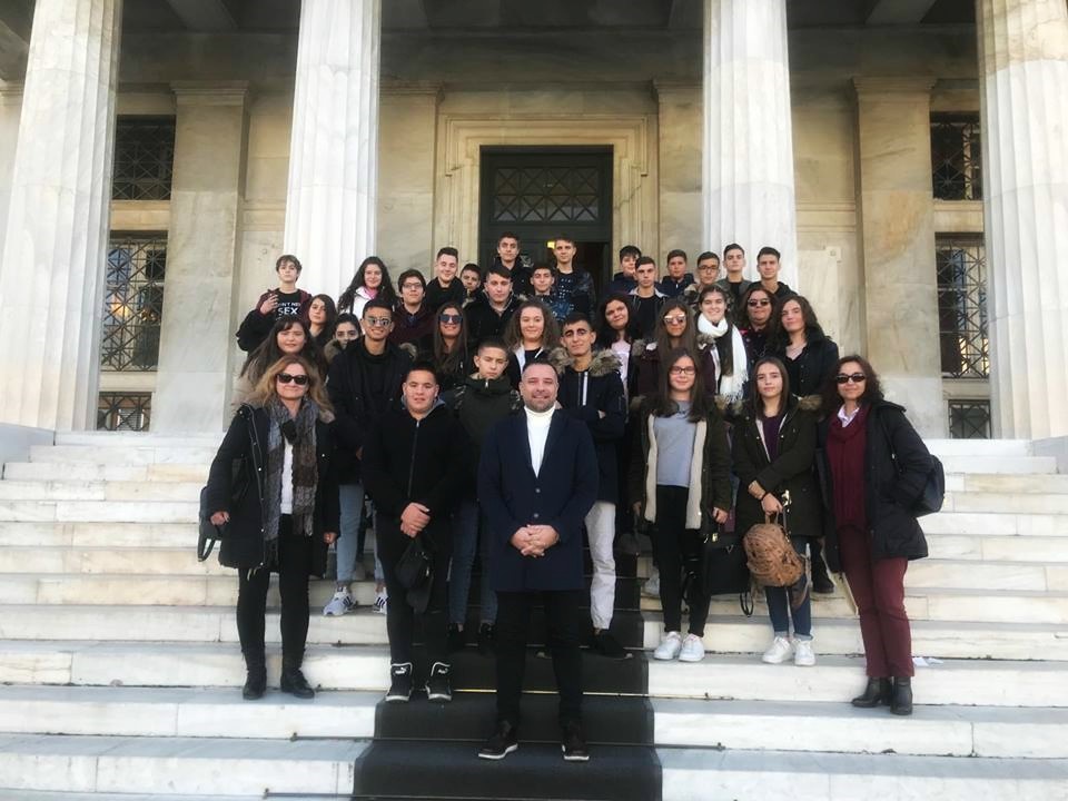 Στη Βουλή με μαθητές της Τσαριτσάνης ο Γ. Κατσιαντώνης