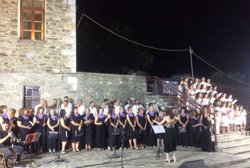 “Μαγευτική” η συναυλία-αφιέρωμα στον Σταυρό Ξαρχάκο στην Τσαριτσάνη